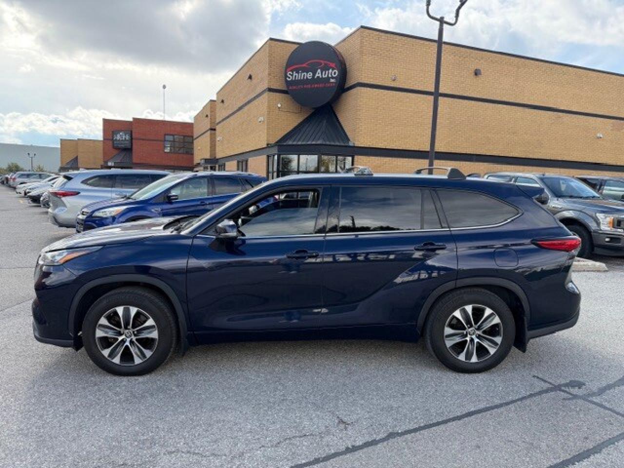 2022 Toyota Highlander XLE LEATHER SUNROOF V6 AWD CLEAN CARFAX Photo