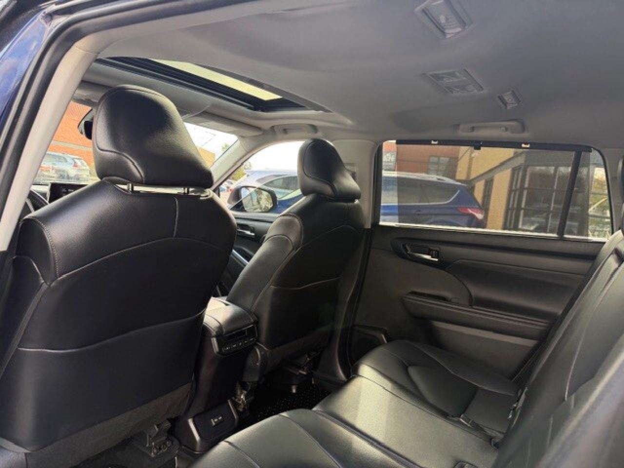 2022 Toyota Highlander XLE LEATHER SUNROOF V6 AWD CLEAN CARFAX Photo
