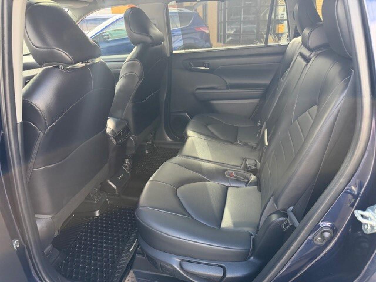 2022 Toyota Highlander XLE LEATHER SUNROOF V6 AWD CLEAN CARFAX Photo