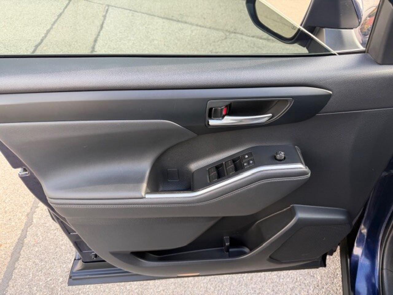 2022 Toyota Highlander XLE LEATHER SUNROOF V6 AWD CLEAN CARFAX Photo