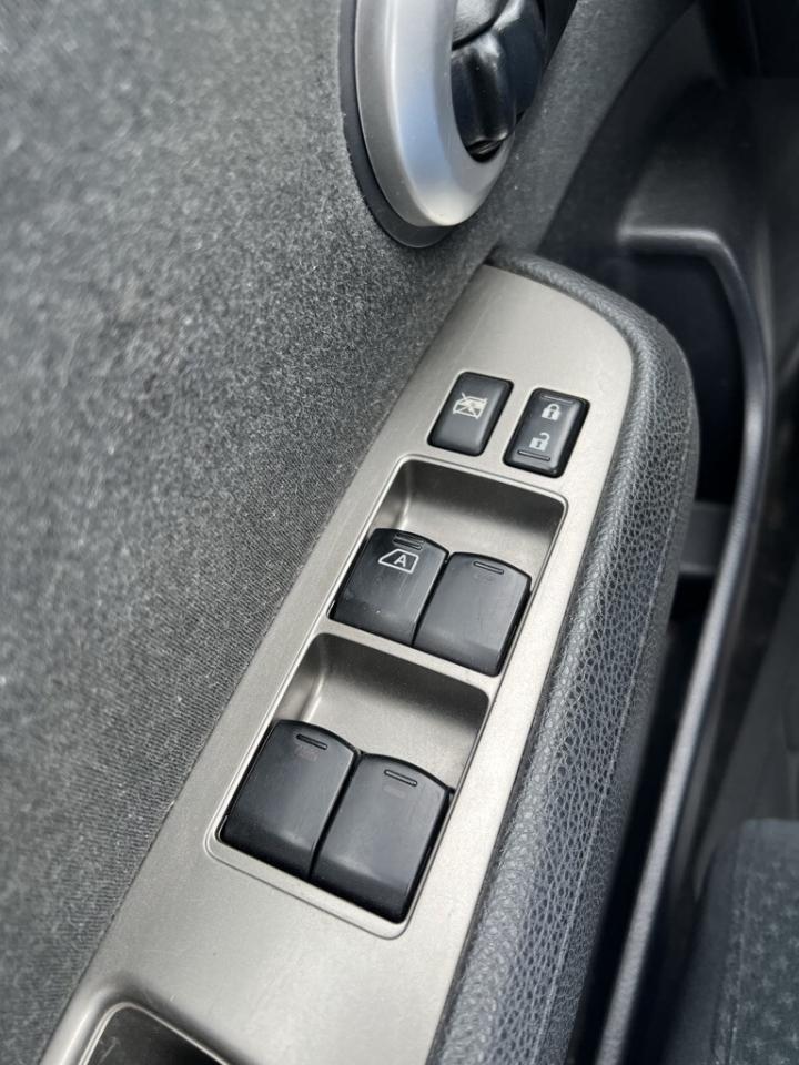 2010 Nissan Versa 5dr Hatchback I4 Automatic 1.8 S Photo