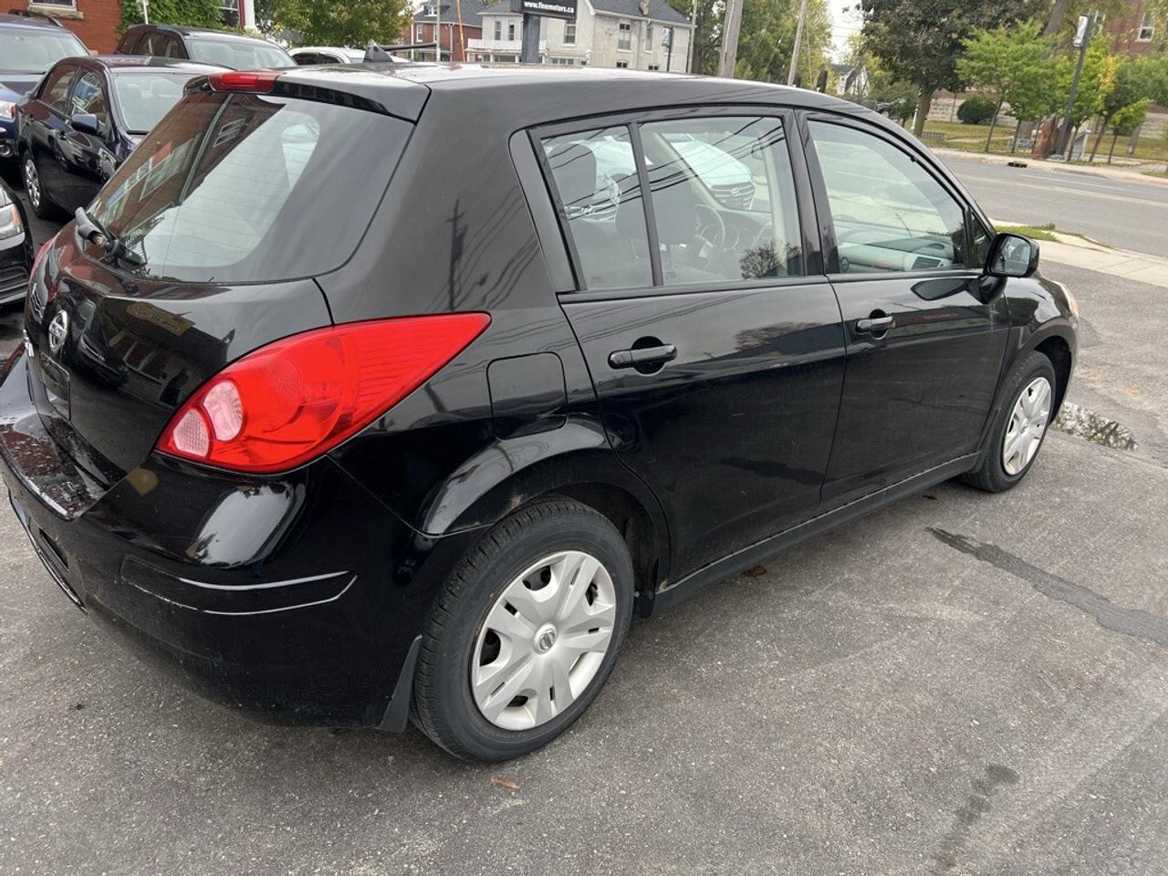 2010 Nissan Versa 5dr Hatchback I4 Automatic 1.8 S Photo