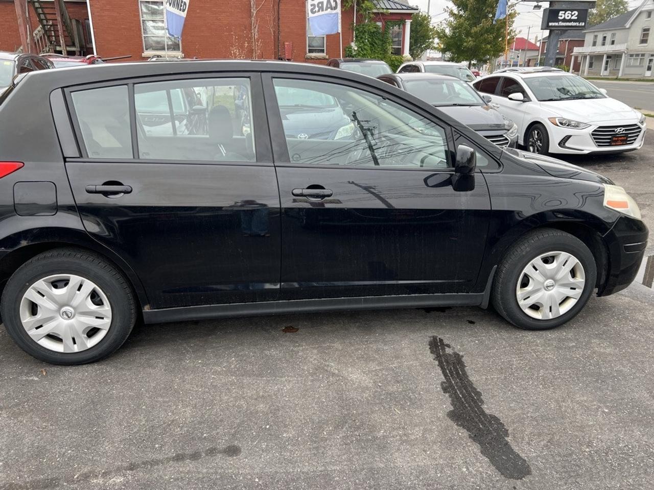 2010 Nissan Versa 5dr Hatchback I4 Automatic 1.8 S Photo