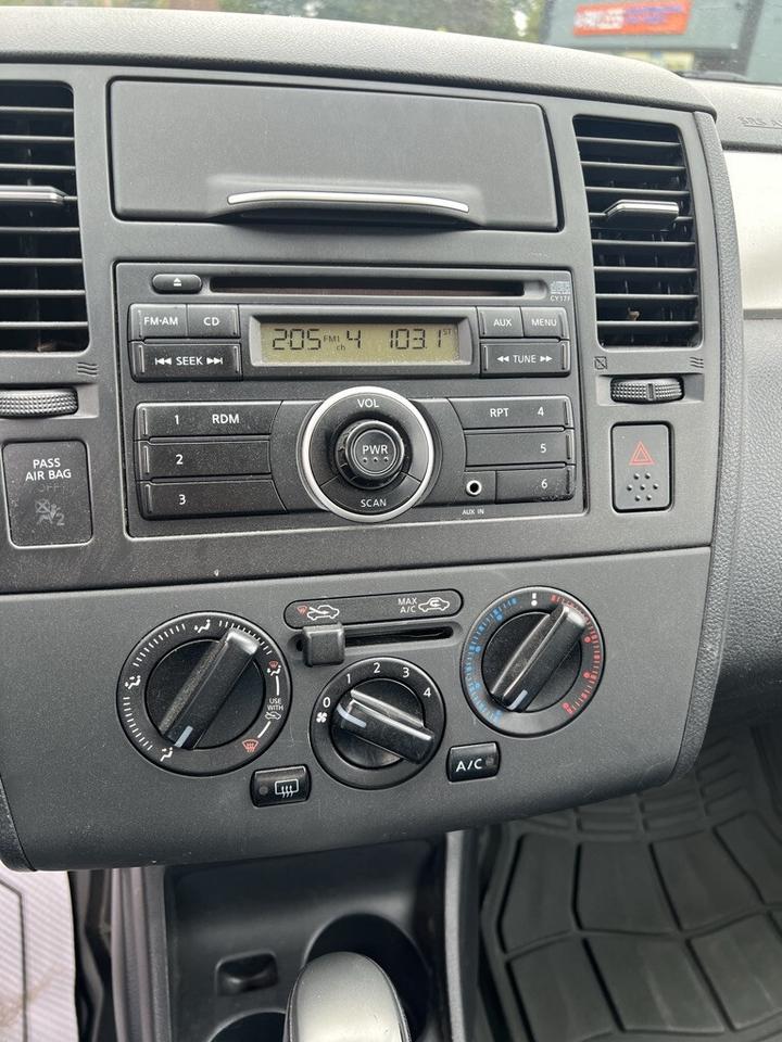 2010 Nissan Versa 5dr Hatchback I4 Automatic 1.8 S Photo