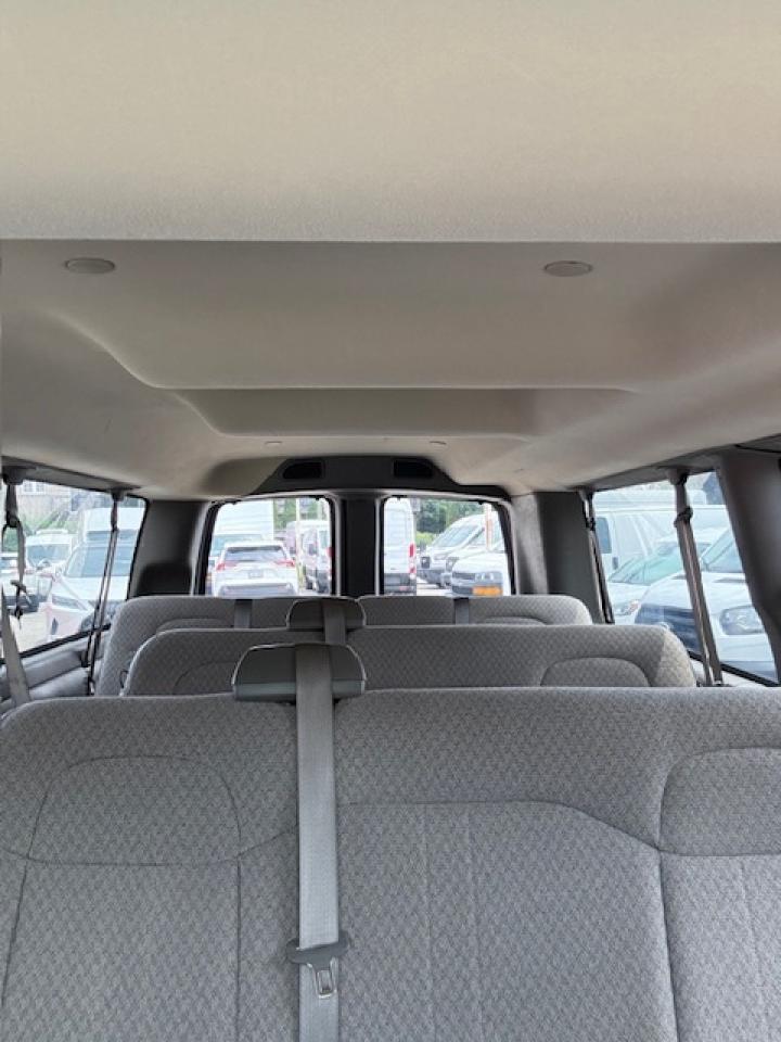 2016 Chevrolet Express Passenger 12 Passenger. Only 38,000 Kms. Extended! Photo