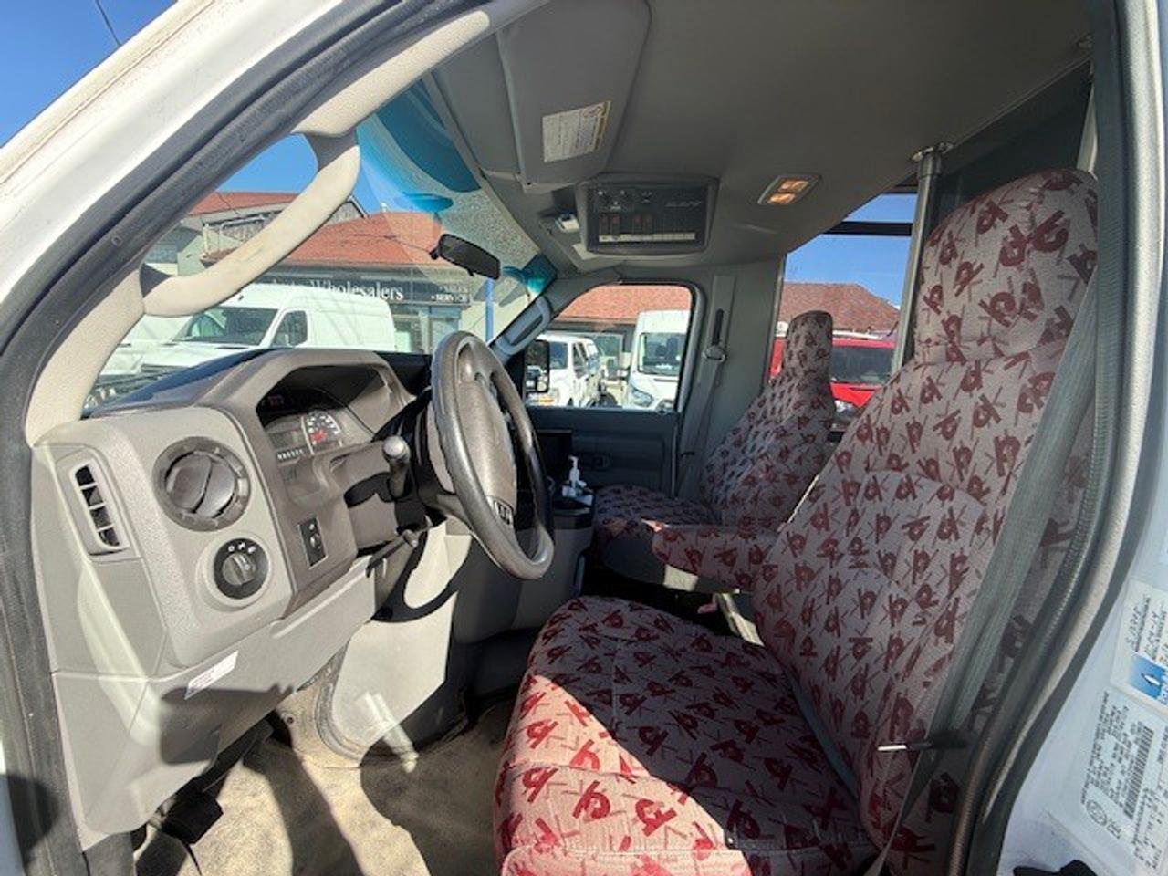 2015 Ford Transit Passenger Wagon 15 passenger E-350 Photo