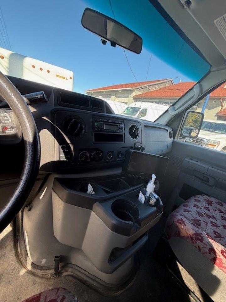 2015 Ford Econoline 15 Passenger van.  Dually, Certified, 110,000 Kms Photo