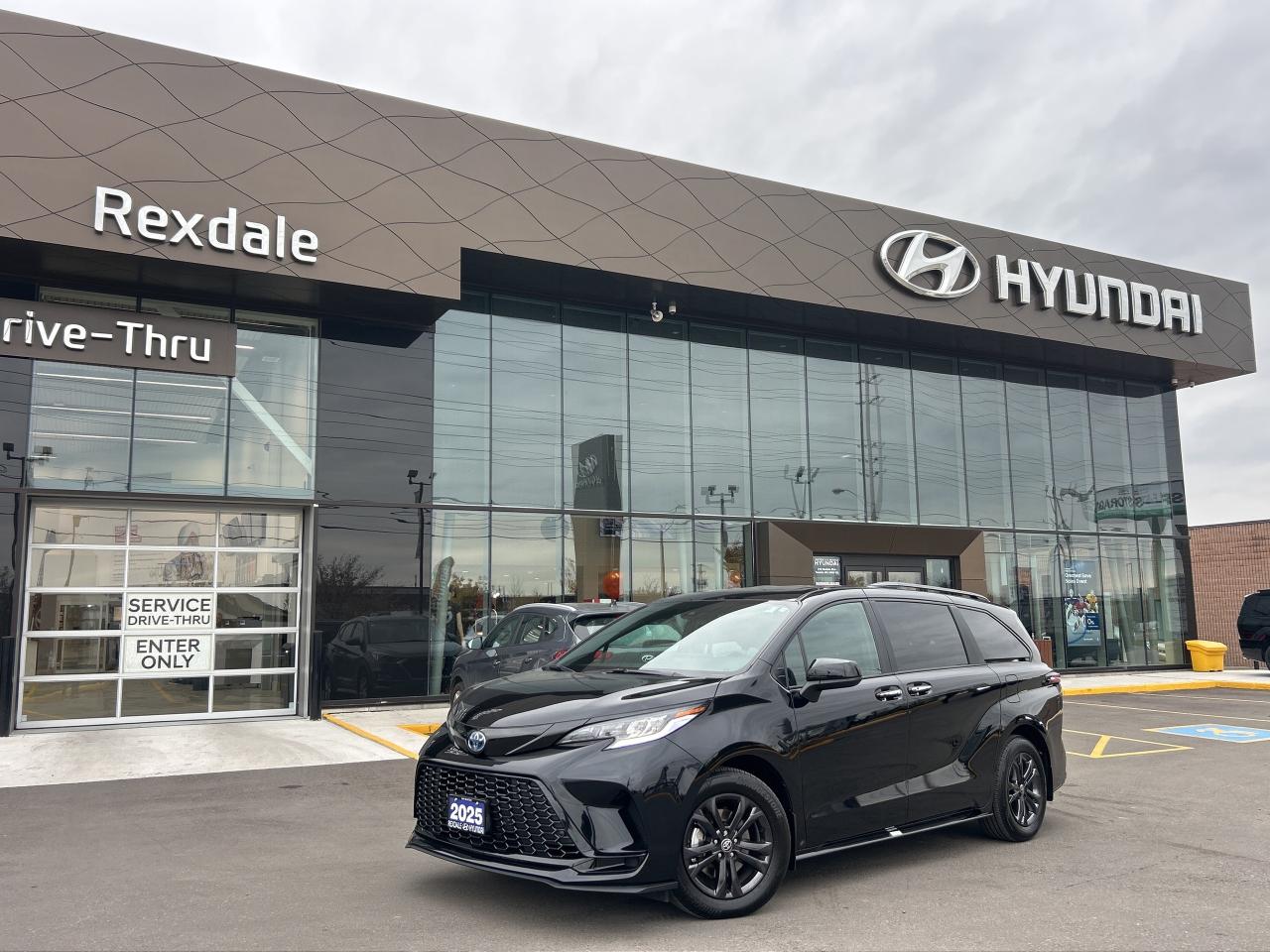 2025 Toyota Sienna XSE 7-Passenger AWD Photo0