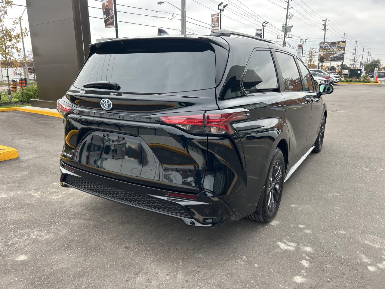 2025 Toyota Sienna XSE 7-Passenger AWD Photo