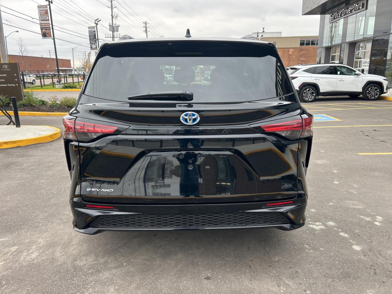 2025 Toyota Sienna XSE 7-Passenger AWD Photo