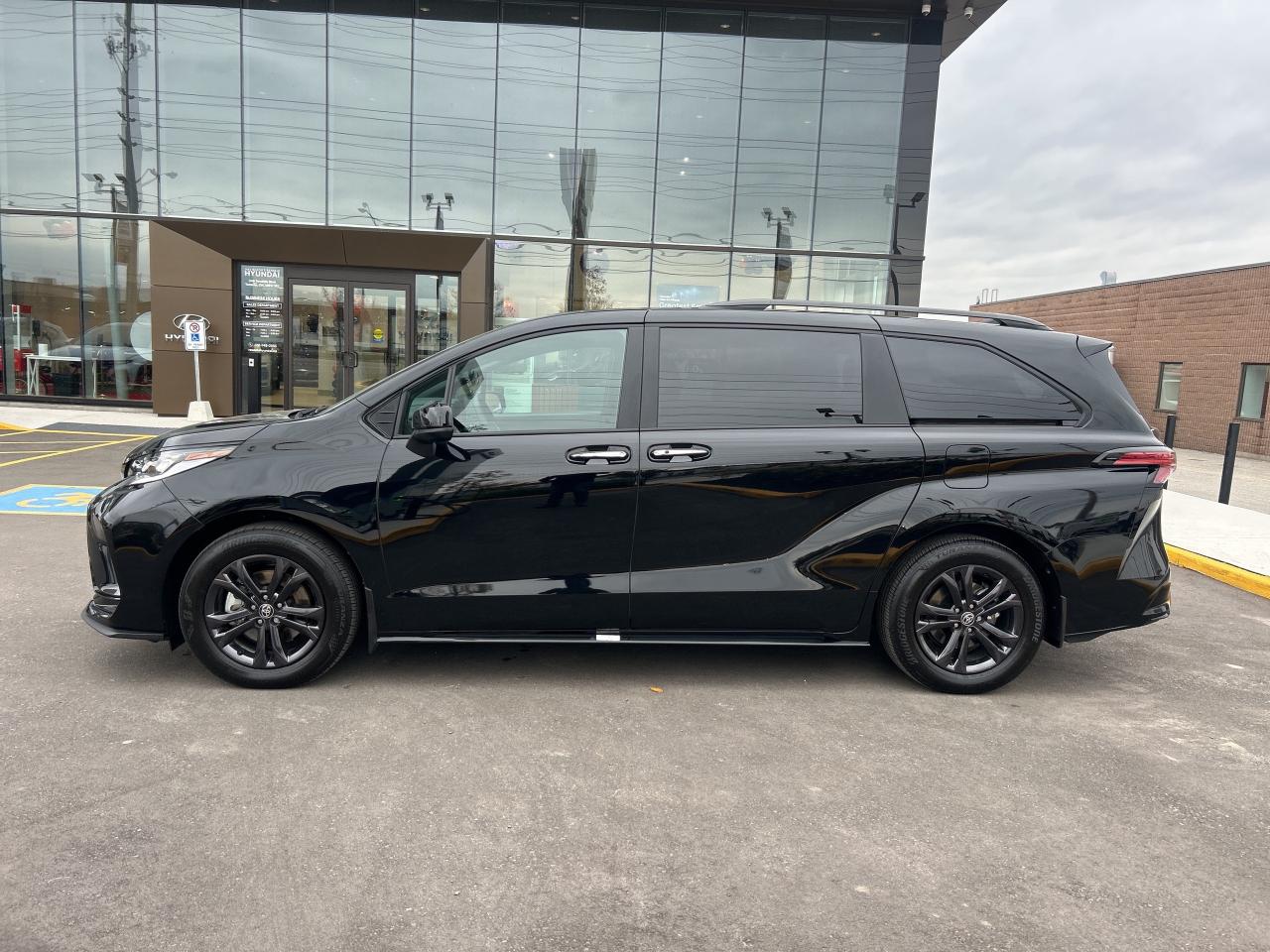 2025 Toyota Sienna XSE 7-Passenger AWD Photo