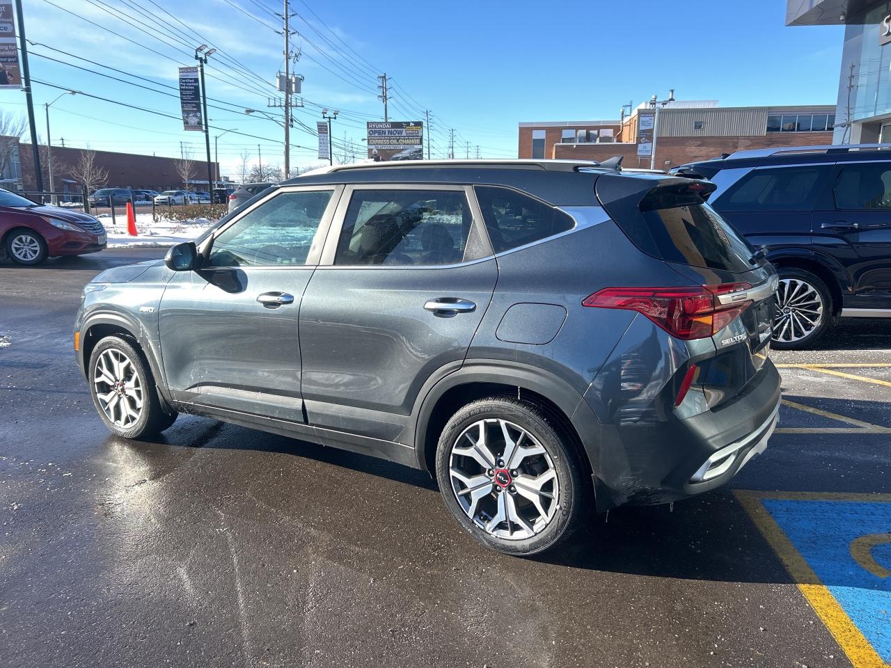 2022 Kia Seltos SX Turbo AWD w-Burgundy Interior Photo