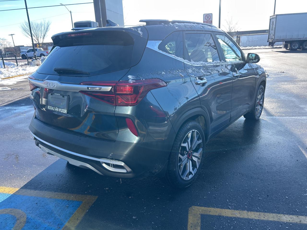 2022 Kia Seltos SX Turbo AWD w-Burgundy Interior Photo