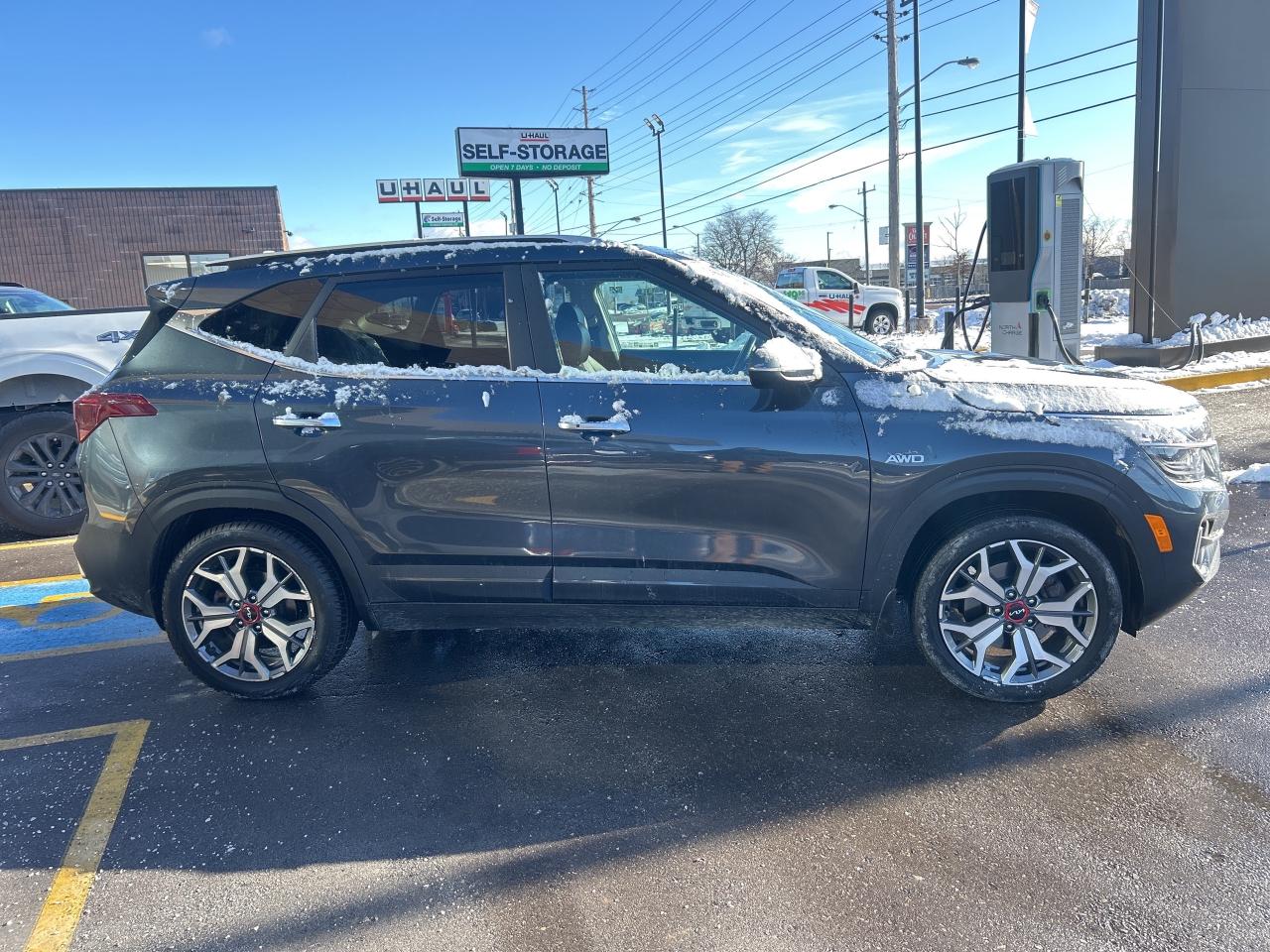 2022 Kia Seltos SX Turbo AWD w-Burgundy Interior Photo