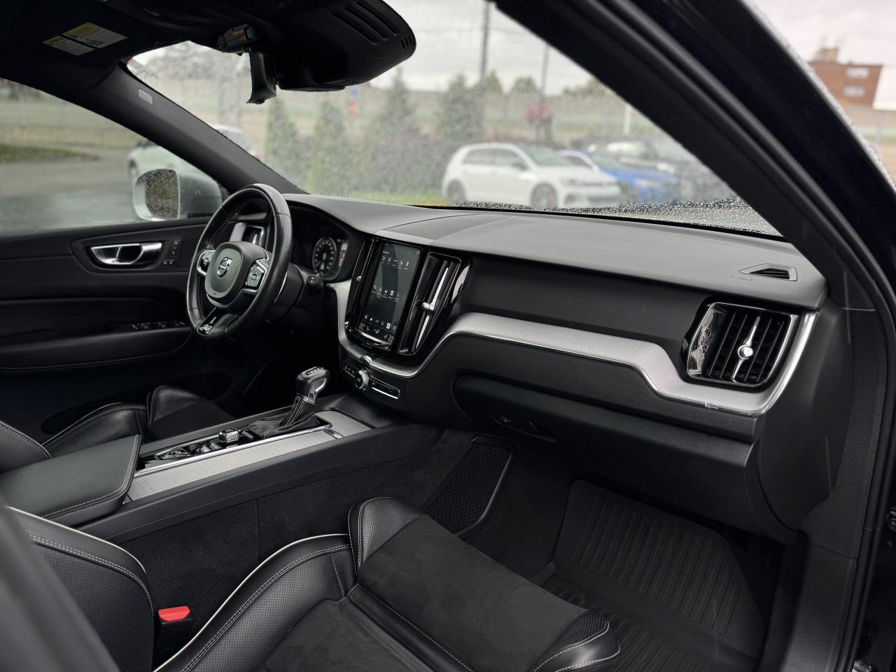 2019 Volvo XC60 T6 AWD R-Design   0 Accidents Photo