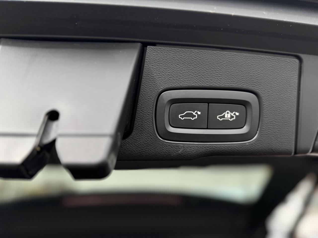 2019 Volvo XC60 T6 AWD R-Design   0 Accidents Photo