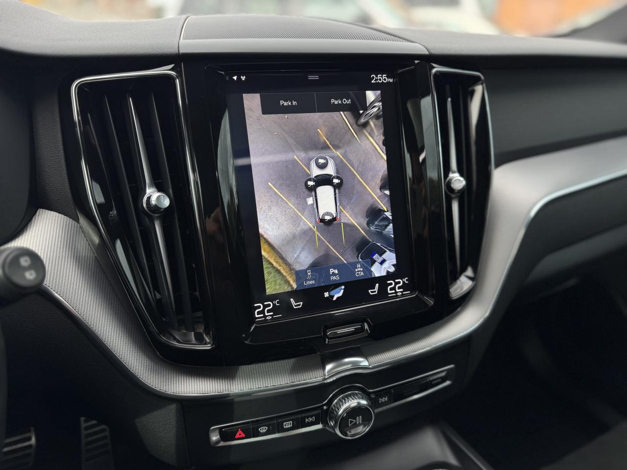 2019 Volvo XC60 T6 AWD R-Design   0 Accidents Photo