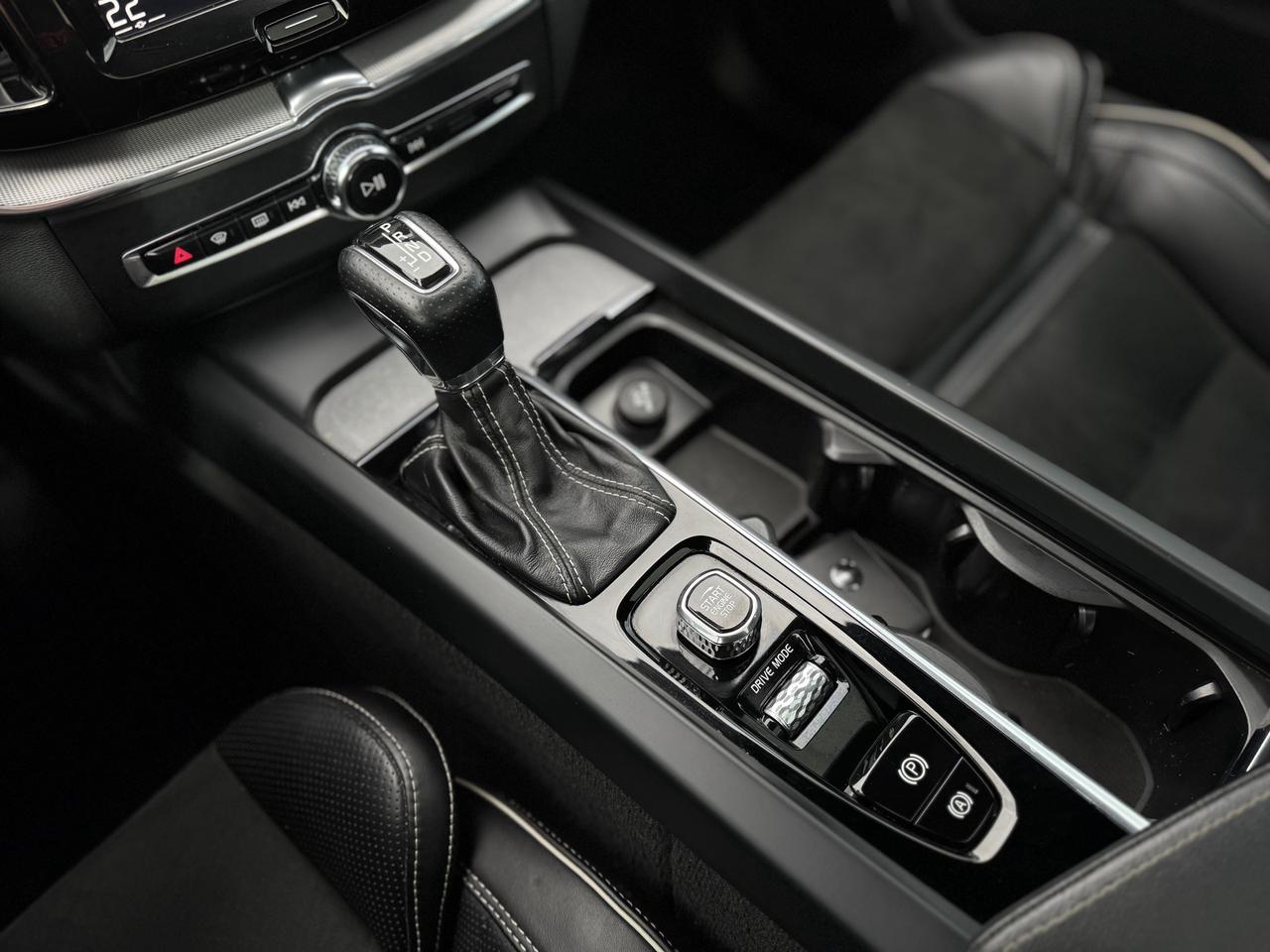 2019 Volvo XC60 T6 AWD R-Design   0 Accidents Photo