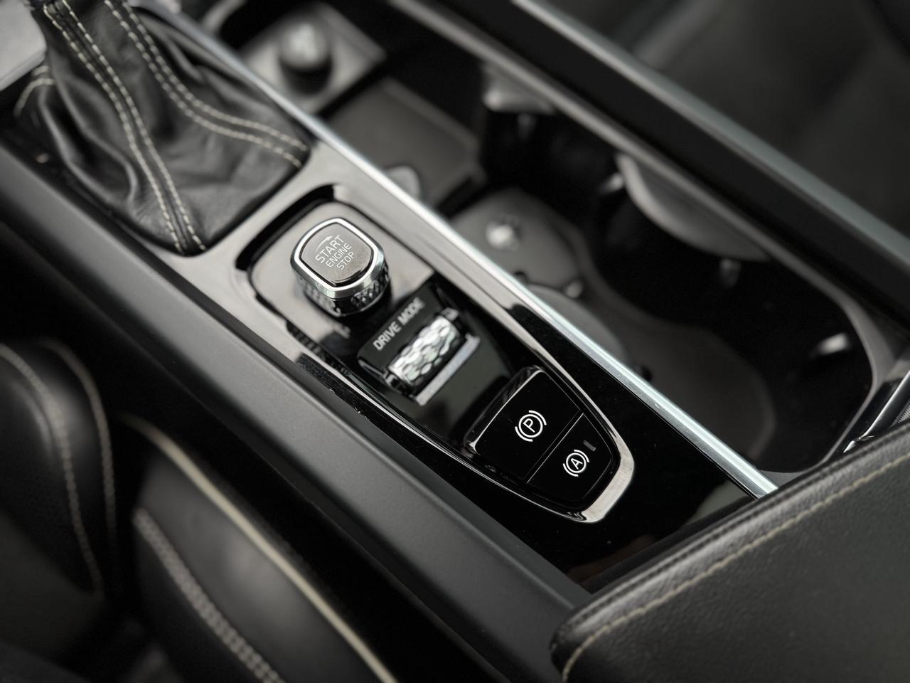 2019 Volvo XC60 T6 AWD R-Design   0 Accidents Photo