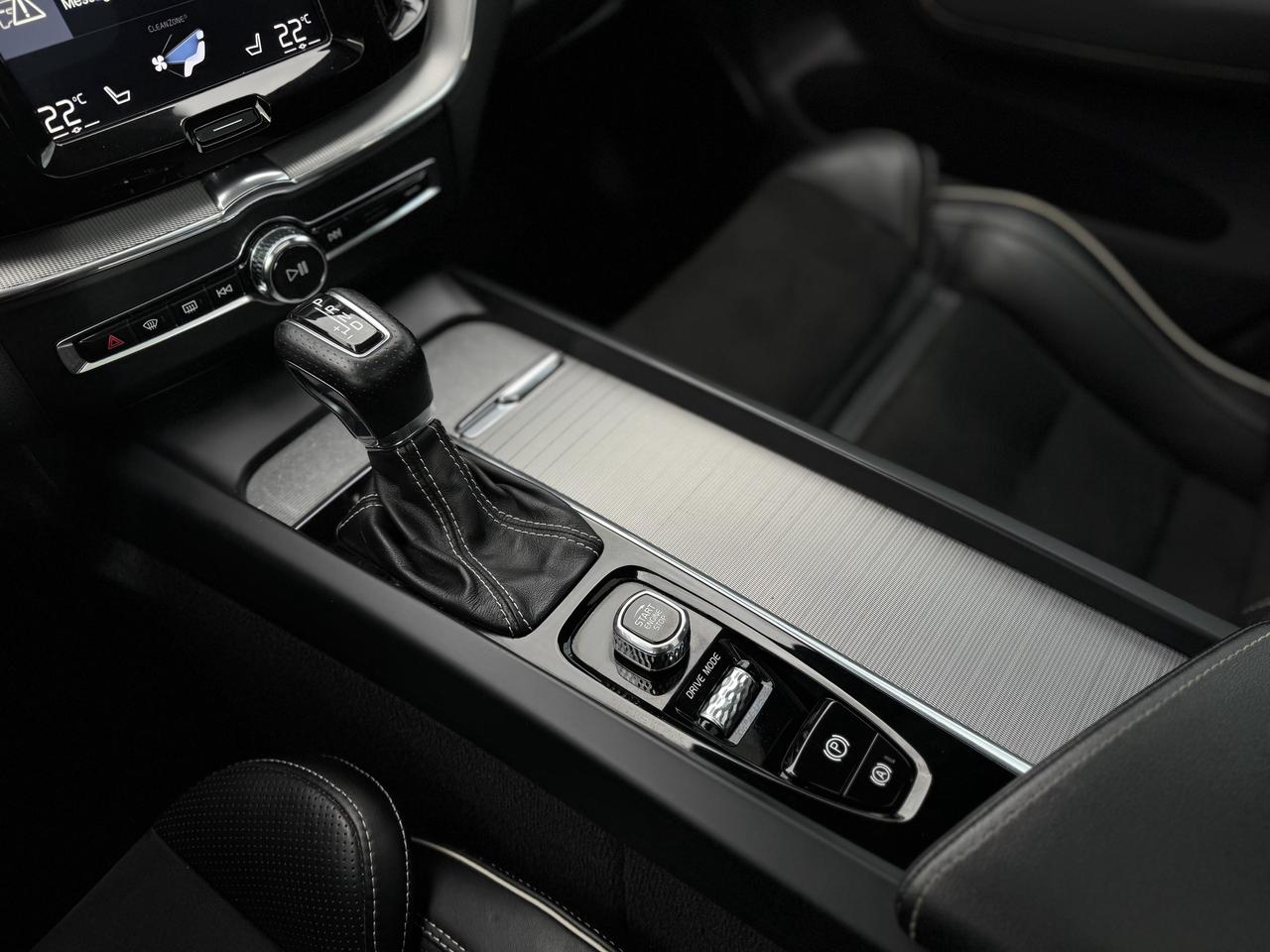 2019 Volvo XC60 T6 AWD R-Design   0 Accidents Photo