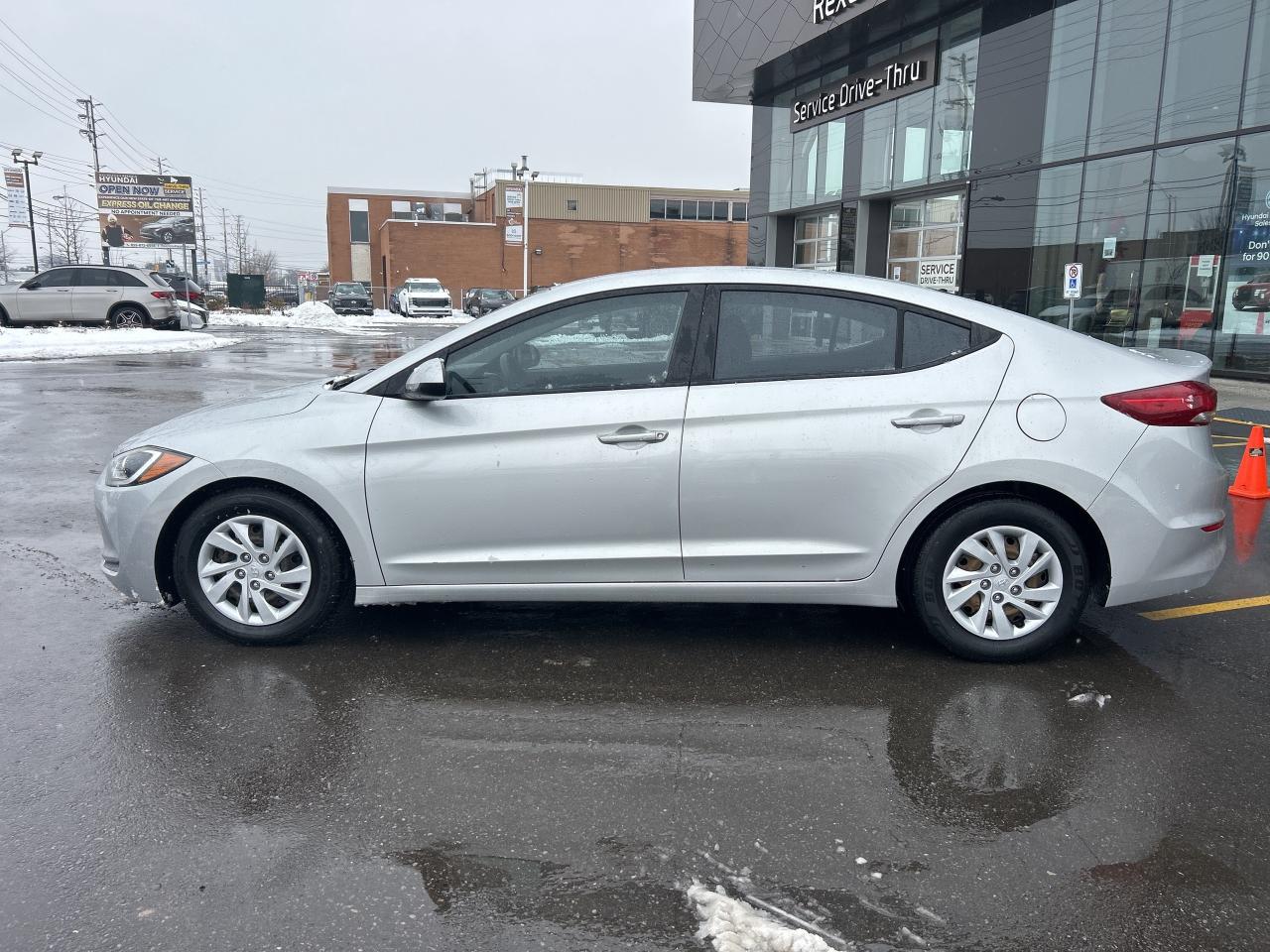 2017 Hyundai Elantra 4dr Sdn Auto LE   CLEAN CARFAX   ONE OWNER Photo