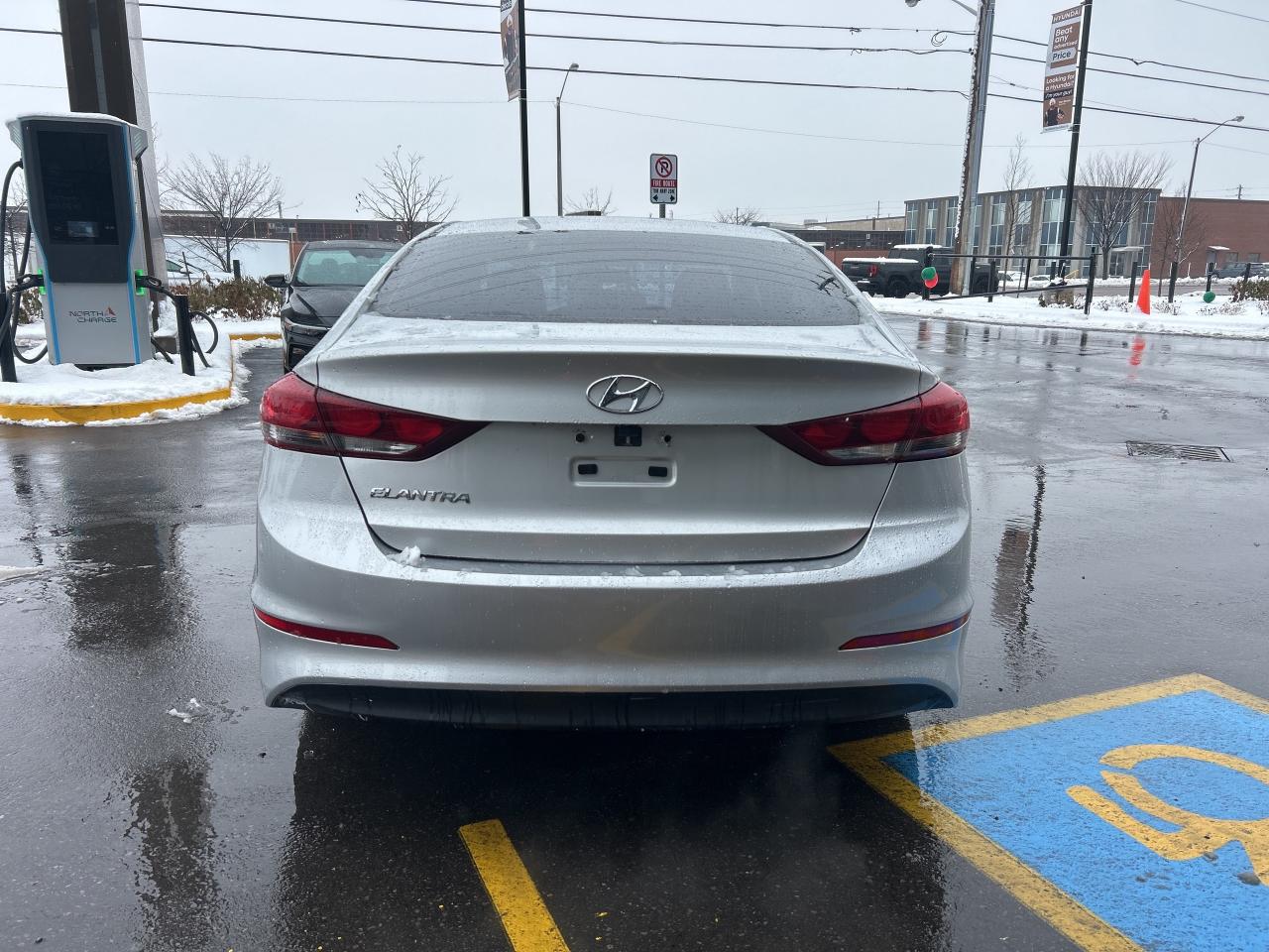 2017 Hyundai Elantra 4dr Sdn Auto LE   CLEAN CARFAX   ONE OWNER Photo3