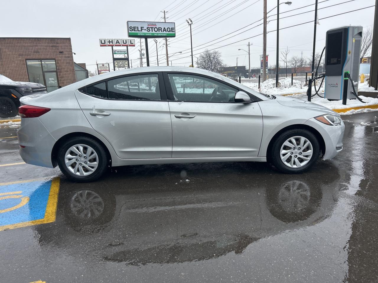 2017 Hyundai Elantra 4dr Sdn Auto LE   CLEAN CARFAX   ONE OWNER Photo