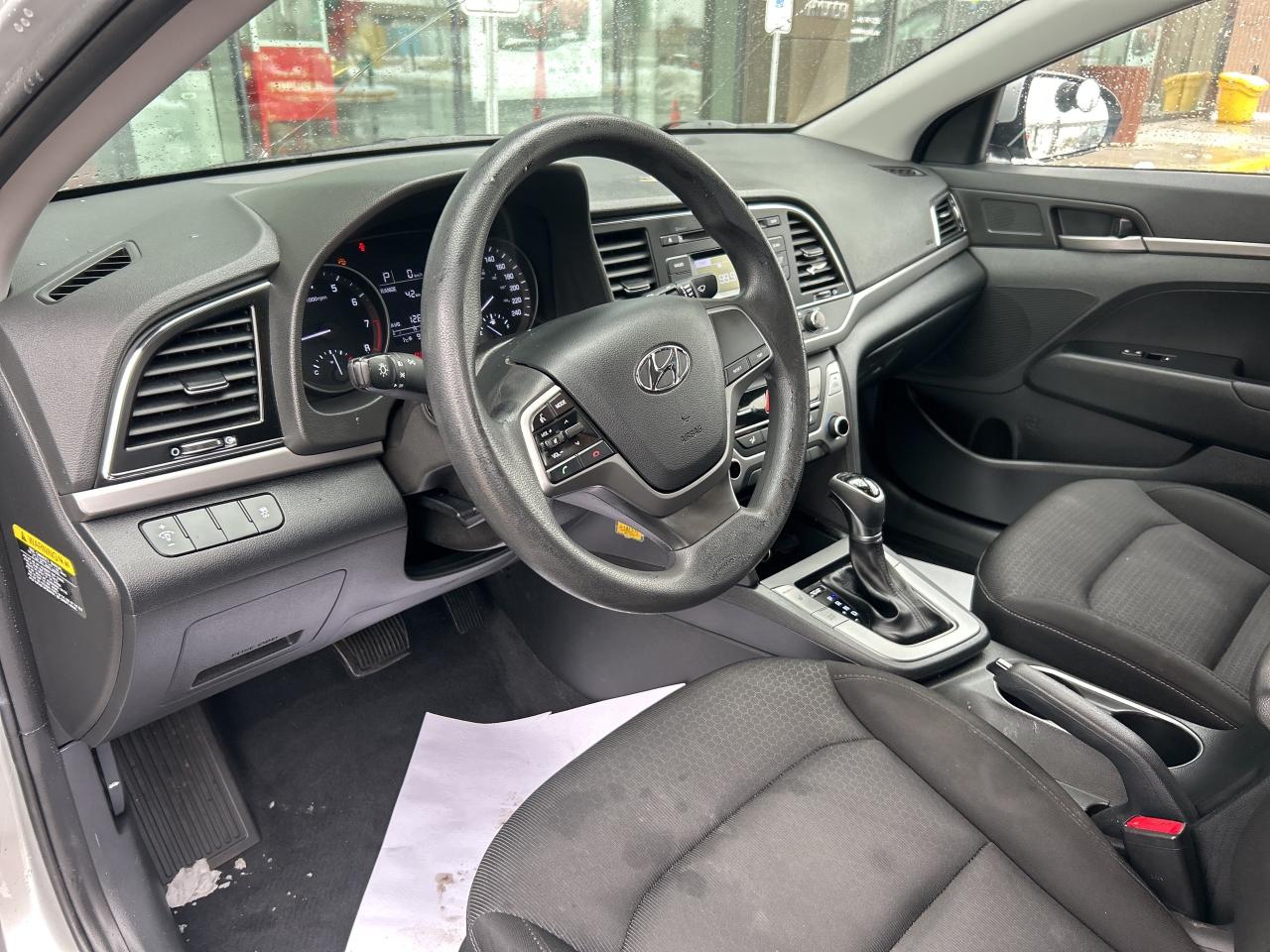 2017 Hyundai Elantra 4dr Sdn Auto LE   CLEAN CARFAX   ONE OWNER Photo