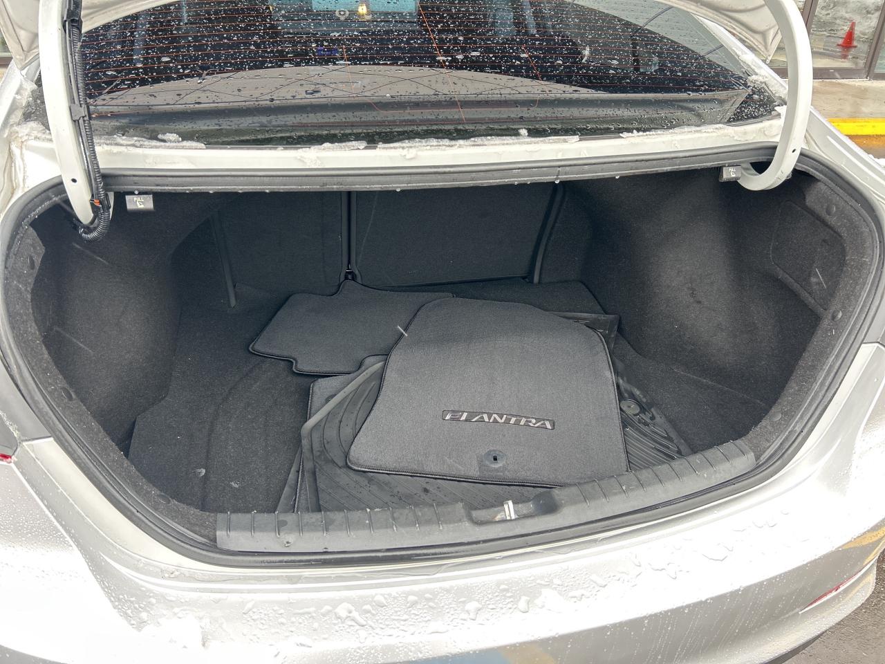 2017 Hyundai Elantra 4dr Sdn Auto LE   CLEAN CARFAX   ONE OWNER Photo