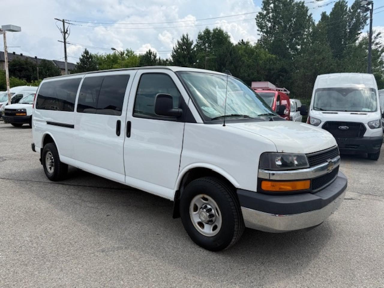 2016 GMC Savana Passenger 12 Passenger. Only 38,000 Kms. Extended! Photo