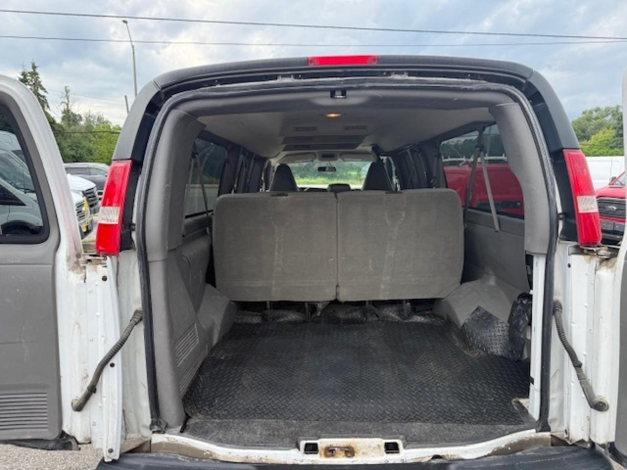 2016 GMC Savana Passenger 12 Passenger. Only 38,000 Kms. Extended! Photo