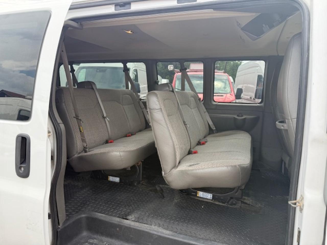 2016 GMC Savana Passenger 12 Passenger. Only 38,000 Kms. Extended! Photo