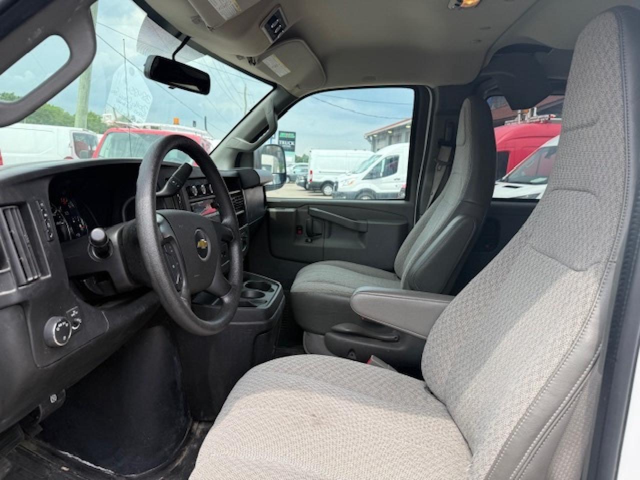 2016 GMC Savana Passenger 12 Passenger. Only 38,000 Kms. Extended! Photo