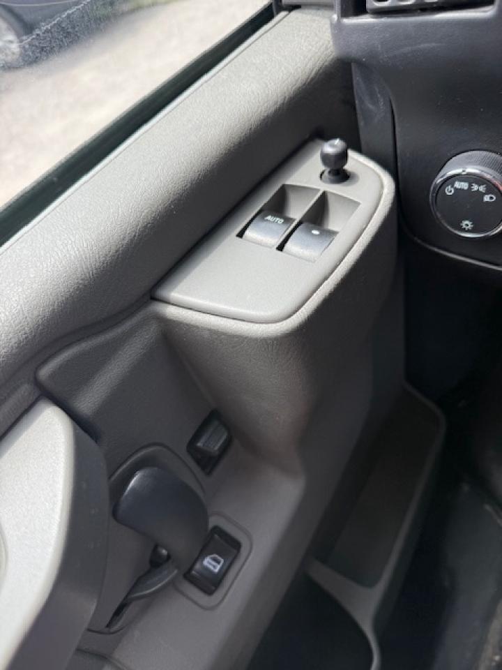 2016 GMC Savana Passenger 12 Passenger. Only 38,000 Kms. Extended! Photo