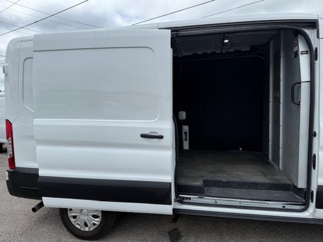 2023 Ford Transit Cargo Van Mid Roof, 30,000 Kms. navigation. Photo
