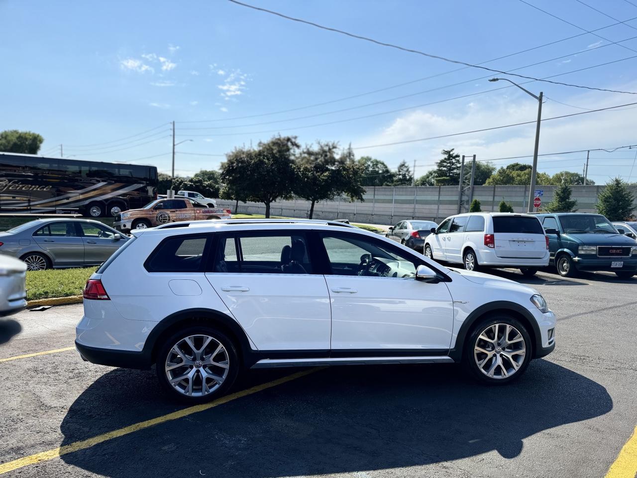 2017 Volkswagen Golf Alltrack Highline   0 Accidents   LOWKMS Photo