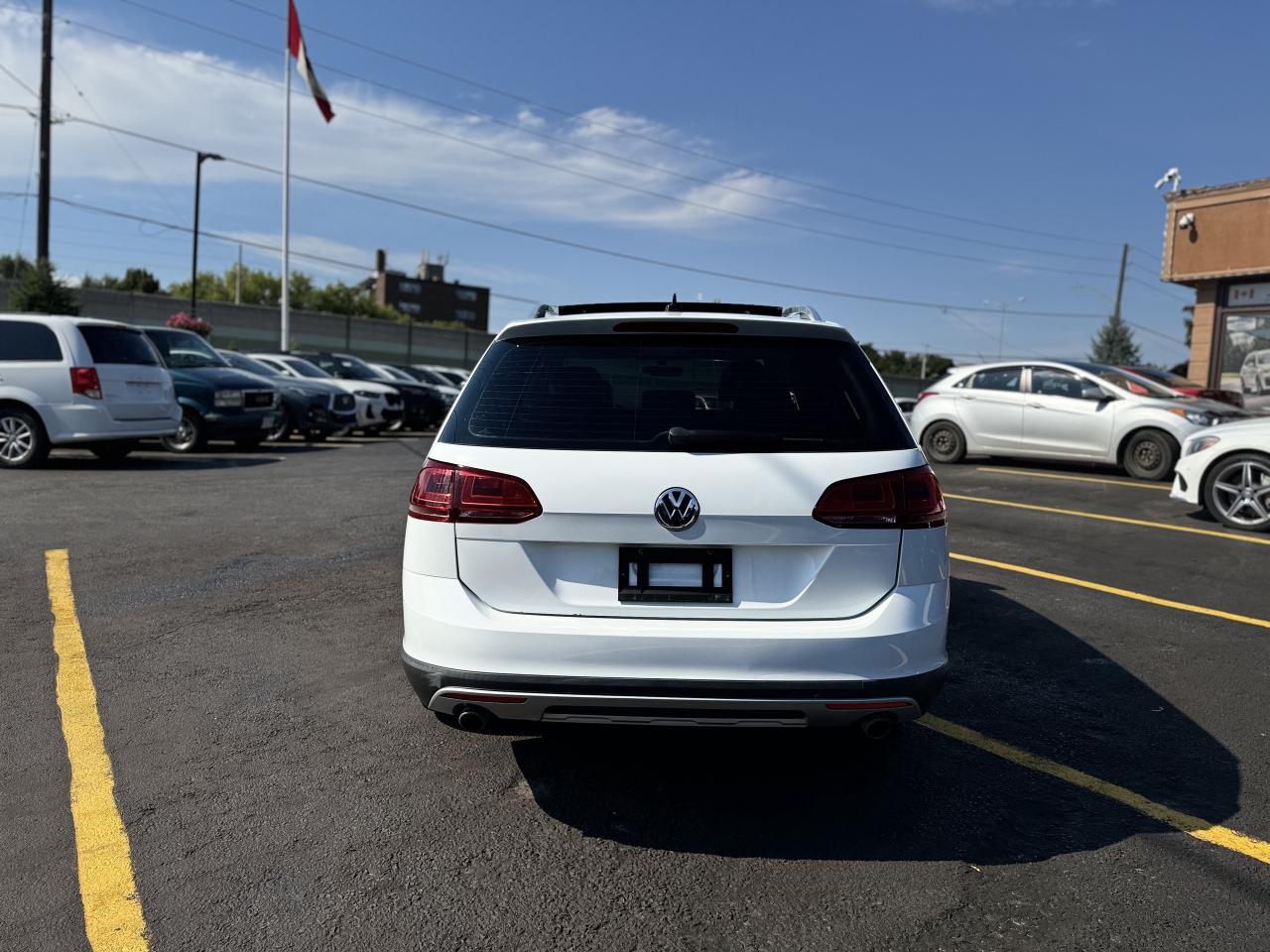 2017 Volkswagen Golf Alltrack Highline   0 Accidents   LOWKMS Photo