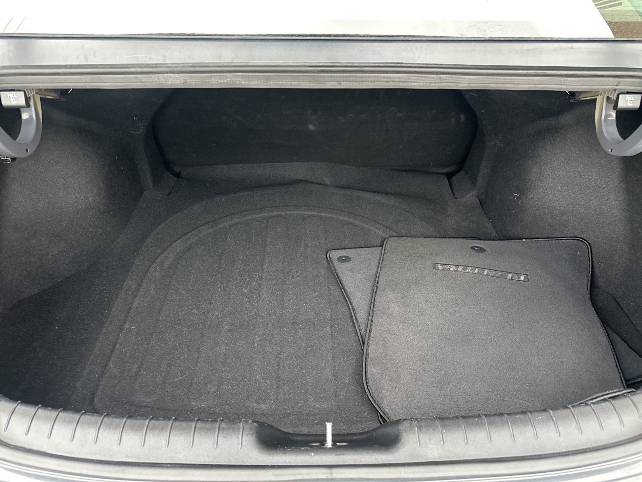 2024 Hyundai Elantra Preferred IVT w-Tech Pkg   Starting from 4.49% OAC Photo