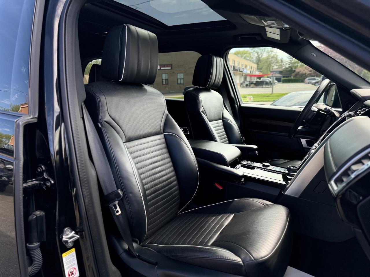 2019 Land Rover Discovery HSE Luxury 4WD / CleanCarfax! Photo