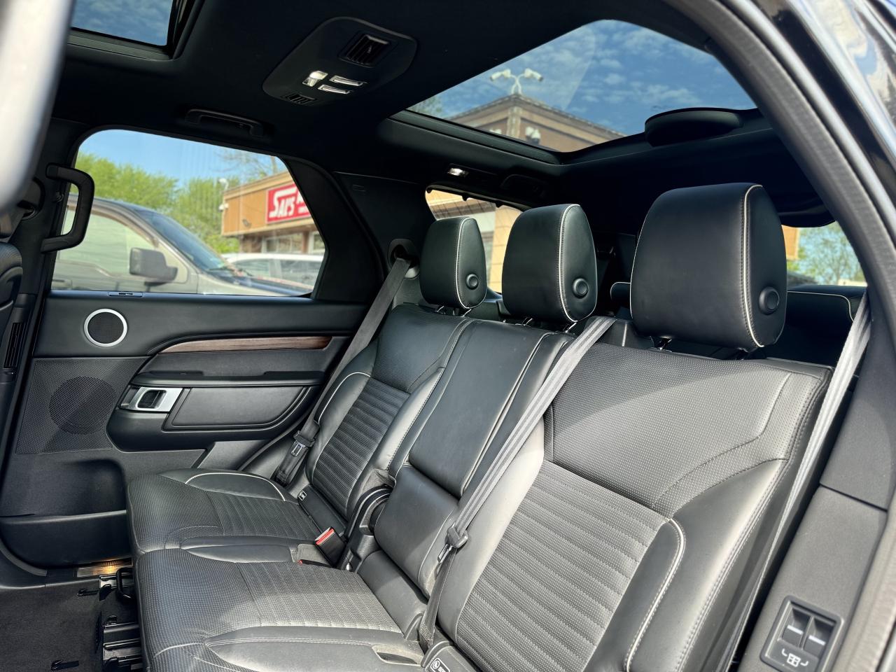 2019 Land Rover Discovery HSE Luxury 4WD / CleanCarfax! Photo