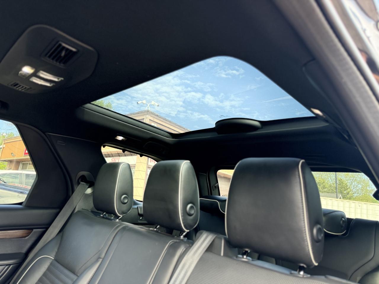 2019 Land Rover Discovery HSE Luxury 4WD / CleanCarfax! Photo