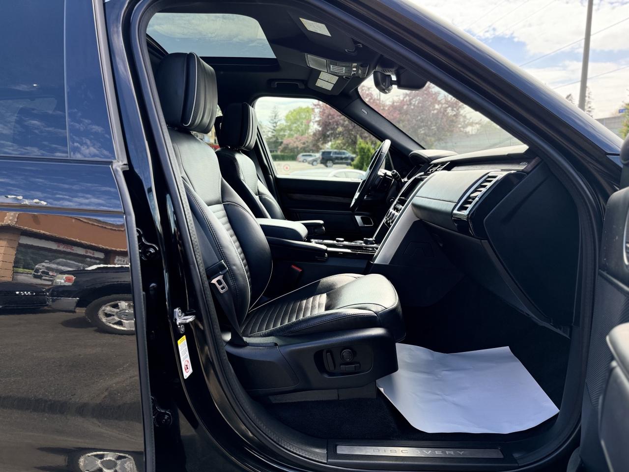 2019 Land Rover Discovery HSE Luxury 4WD / CleanCarfax! Photo