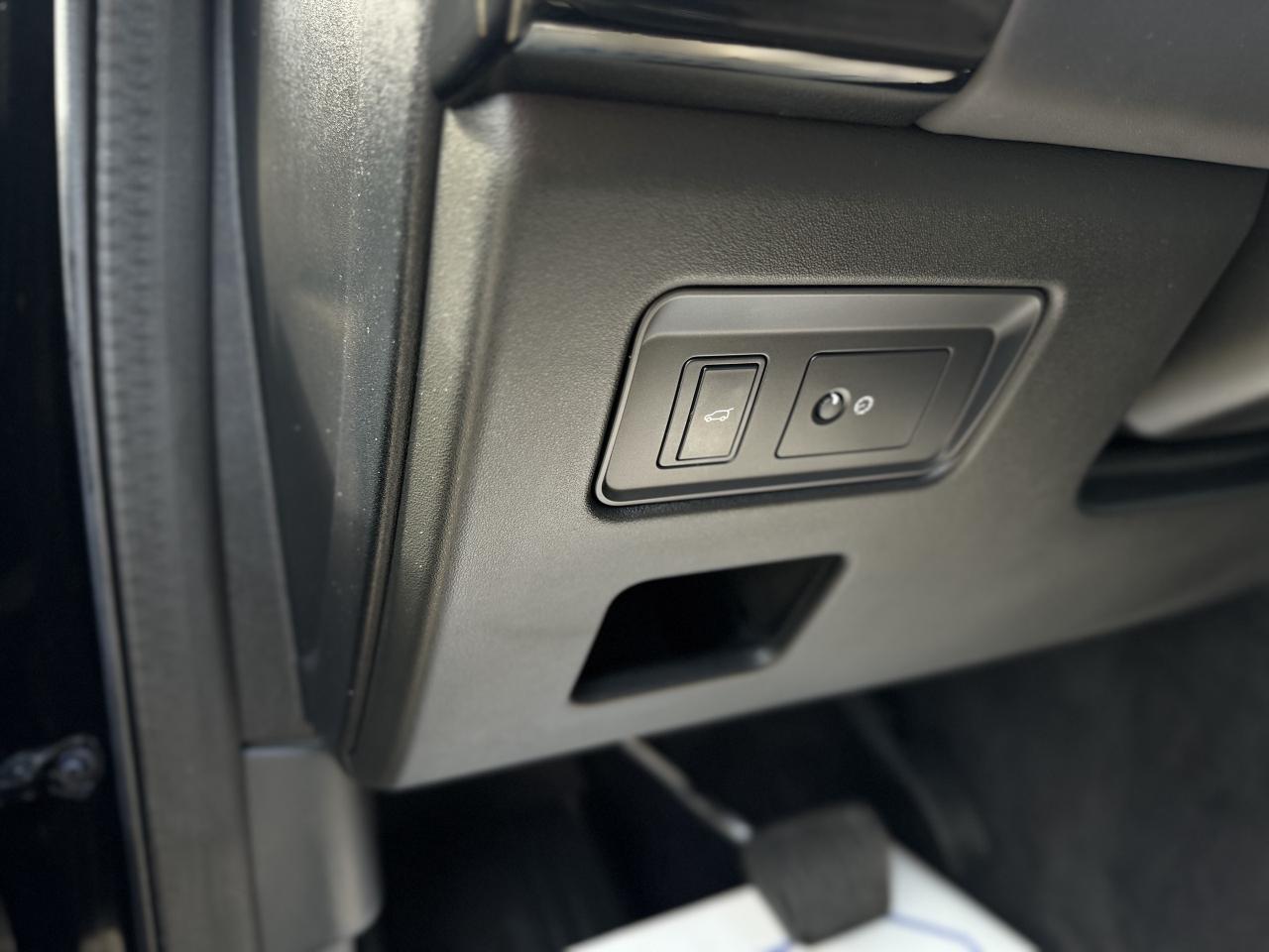 2019 Land Rover Discovery HSE Luxury 4WD / CleanCarfax! Photo