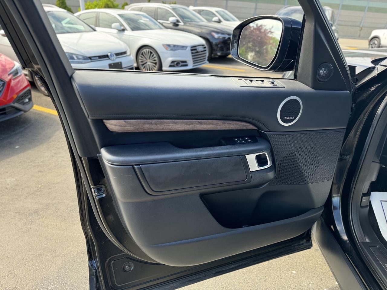 2019 Land Rover Discovery HSE Luxury 4WD / CleanCarfax! Photo