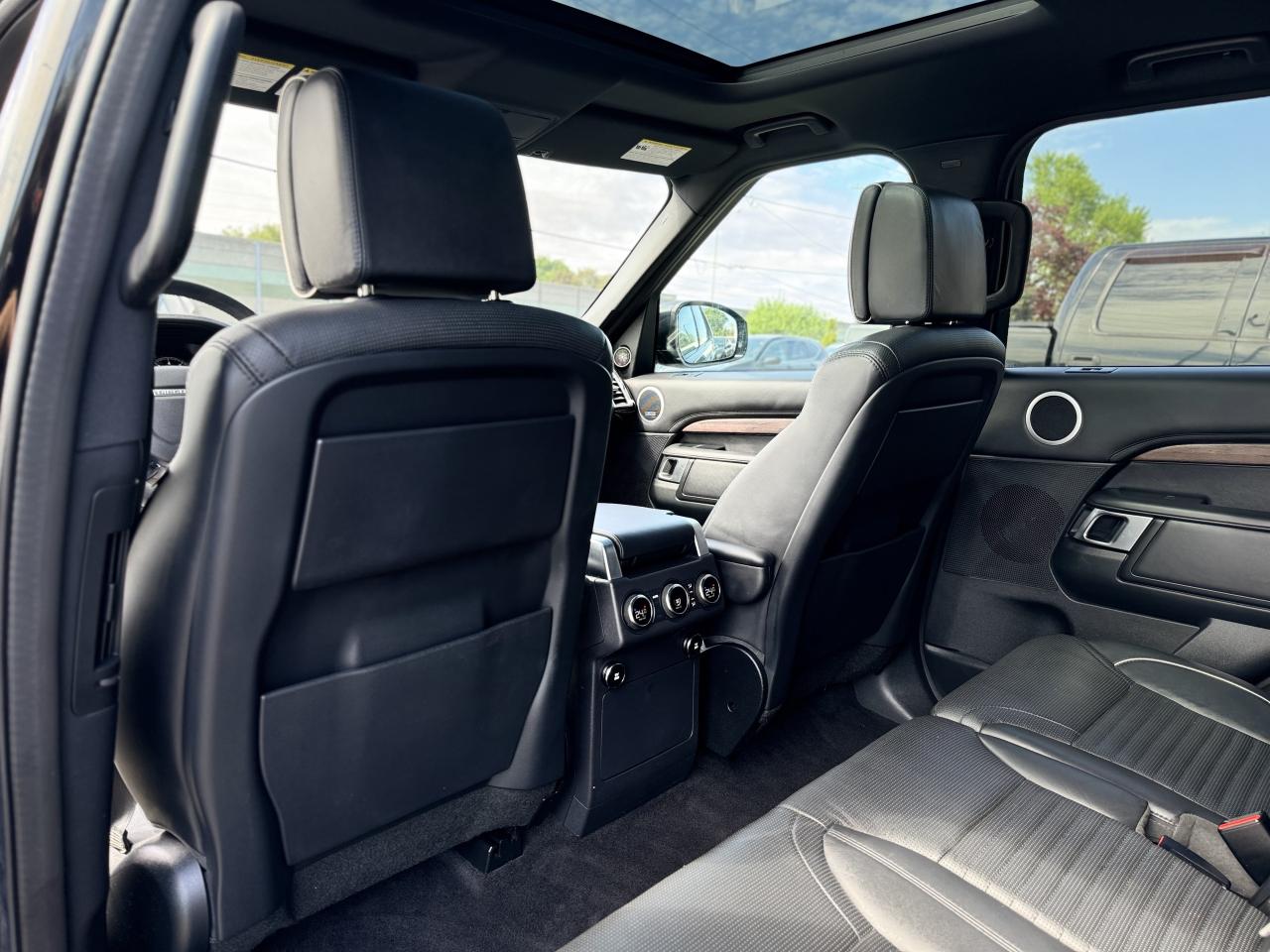 2019 Land Rover Discovery HSE Luxury 4WD / CleanCarfax! Photo