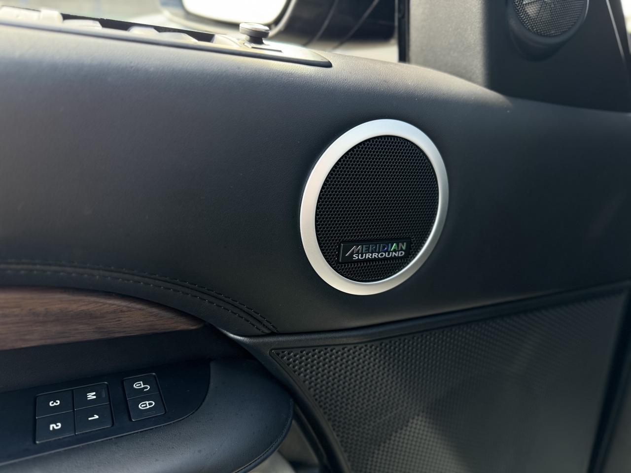 2019 Land Rover Discovery HSE Luxury 4WD / CleanCarfax! Photo