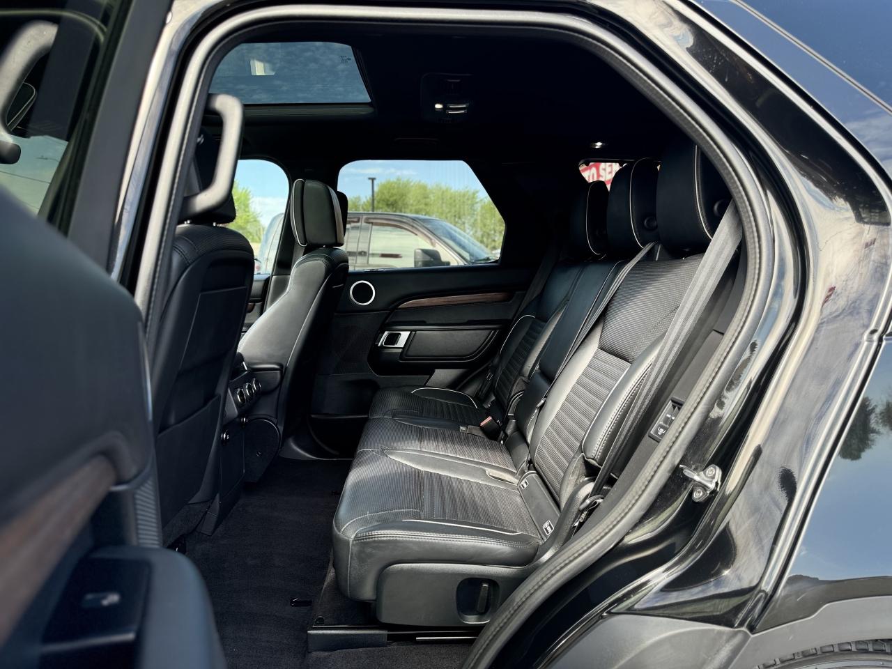 2019 Land Rover Discovery HSE Luxury 4WD / CleanCarfax! Photo