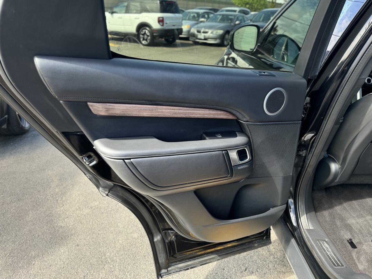 2019 Land Rover Discovery HSE Luxury 4WD / CleanCarfax! Photo