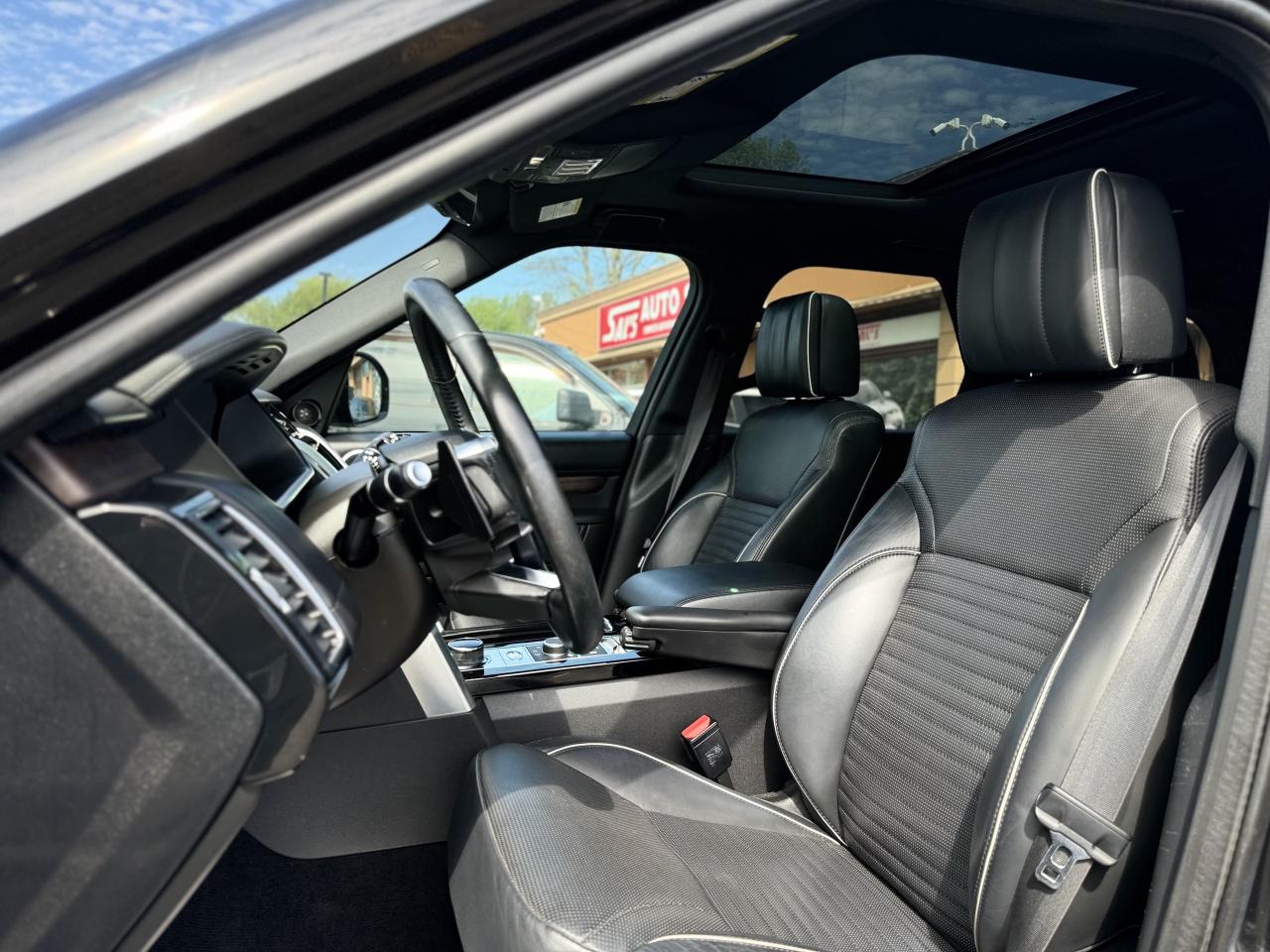 2019 Land Rover Discovery HSE Luxury 4WD / CleanCarfax! Photo