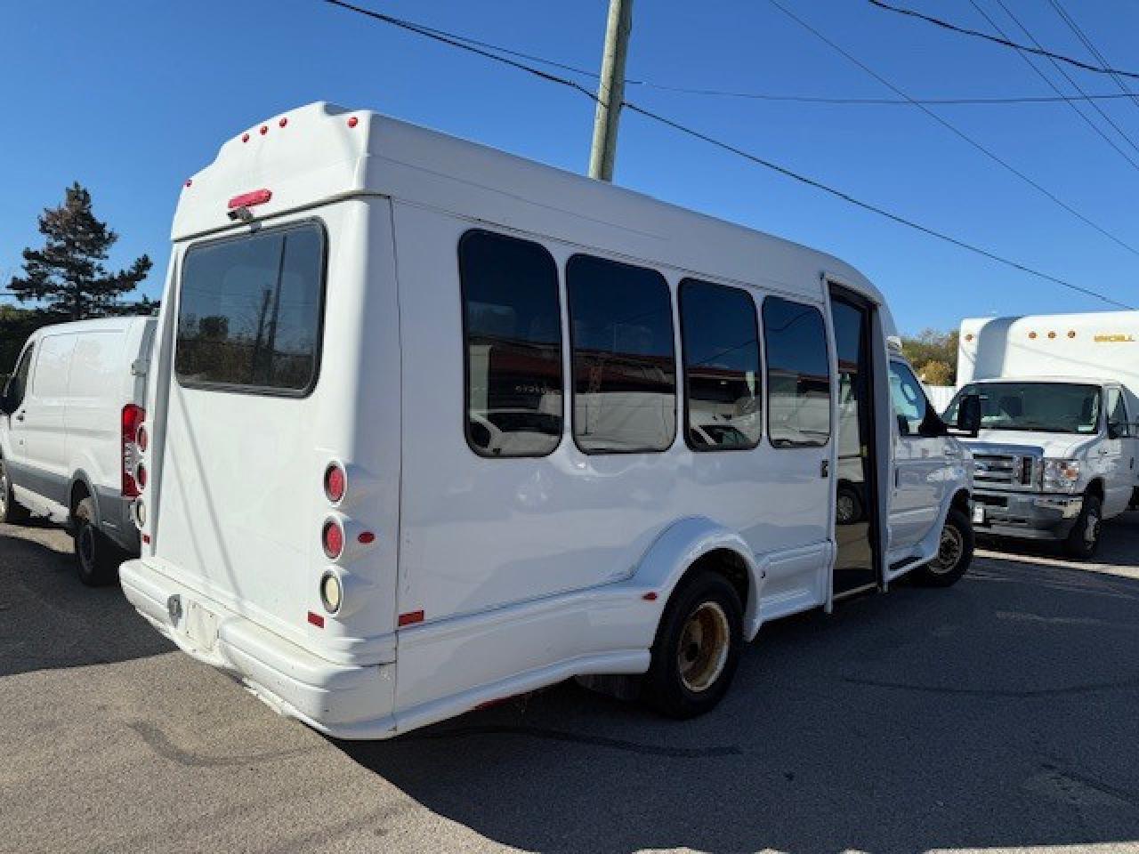 2015 Ford E-350 15 passenger Photo